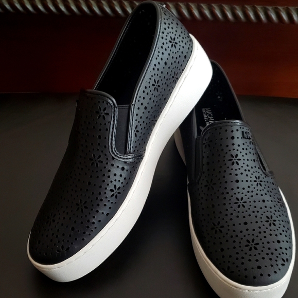 ashlyn embossed logo leather platform sneaker